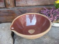 Gammelt keramikkfat med utslagstut, ca 35 cm i diameter, pent til så mangt, planting av blomster?? 40-50 TALLET. 