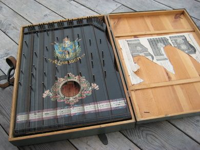 Zittar i eske i tre tidleg 1900