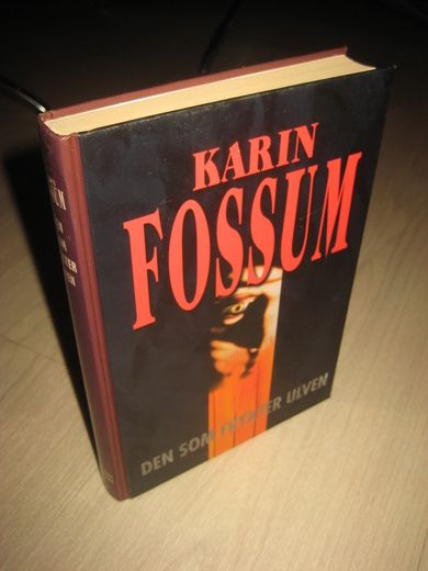 FOSSUM, KARIN: DEN SOM FRYKTER ULVEN. 1998. 