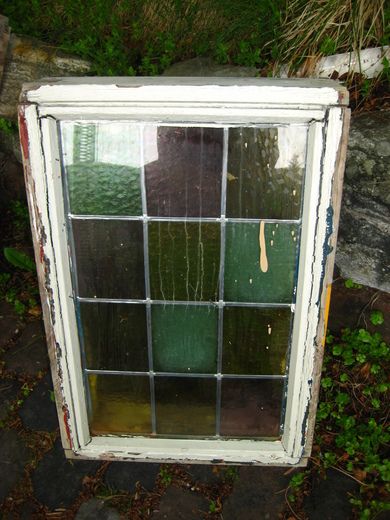 Blyglassvindu med farga glass fra 1800 tallet