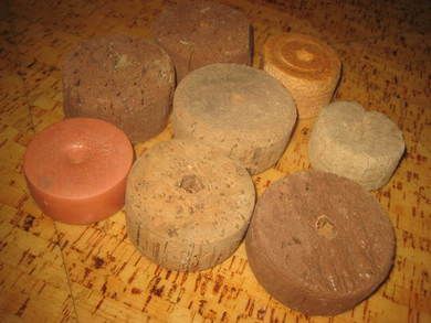 Lot med gamle garnkorker brukt ved garnfiske i gamle dager kan brukes til så mangt Du får denne loten som du har bestillt dette er lott kork nr H