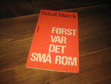 Mørck, Sissel: FØRST VAR DET SMÅ ROM. 1971.