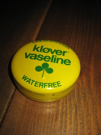 Boks med innhold kløver vaseline waterfree 60 tallet