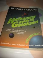 ADAMS, DOUGLAS: Haikernes guide til Galaksen. 1998.