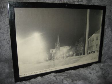 Julenatt på Torvet i 1939 Til høgre ser vi Harmonien som brandt i 1942