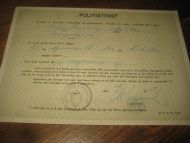 POLITIATTEST om kjøp av sprengto, tennmidler og ammunisjon. 18/1 1958. 25 kg dynamitt og 100 tennhetter. Martin.