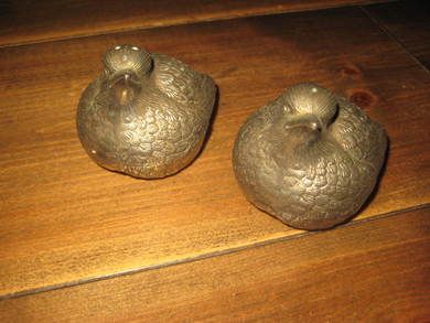 Salt og pepperbøsse i metall meget pene og spesielle 60 tallet?