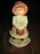 Pen porselensfigur fra 60 tallet, ca 15 cm høg. 