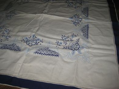 Pen brodert duk ca 83*83 cm stor