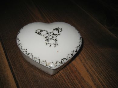 Nyere porselen smykkeskrin med lokk