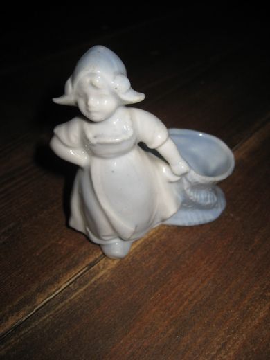 Pen porselensfigur liten gammel brest på not ikkje til hinder Ca 9 cm høg