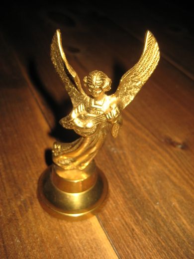 Engel med harpe på sokkel messing ca 11 cm høg