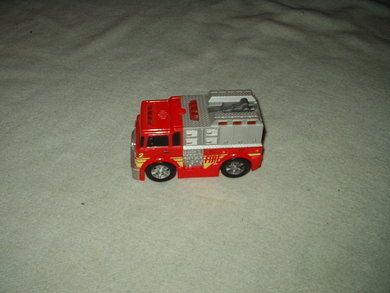 Mekanisk brannbil virker med lyd og lys