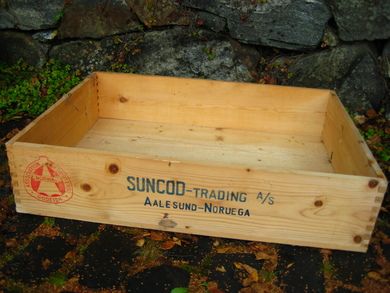Meget pen og gammel klippfisk trekasse i tre SUNCO TRADING AALESUND NORUEGA