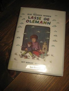 HENDEN: LASSE OG OLEMANN. Lest av Else Henden, 2 timer, 1989