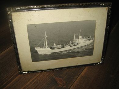 Pent maritimt bilde i glass og ramme ca 18*13 cm stort