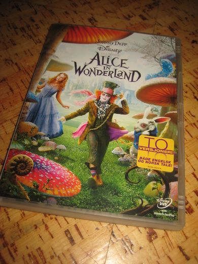 ALICE IN WONDERLAND. 2010, 104 MIN, 11 ÅR