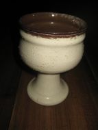 Pen vase, ca 15 cm høg. 