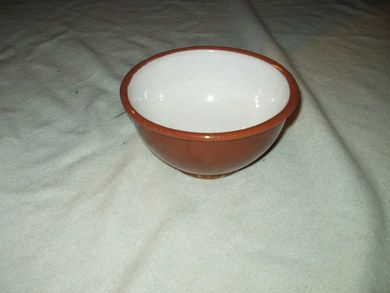 Keramikkbolle med kvit glasur innvendig. Gammel.