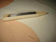 Gammelt redskap brukt til garnbøting ca 13 cm langt Plast