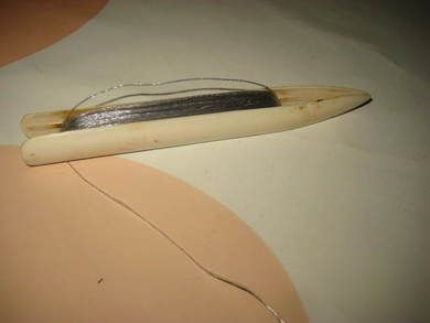 Gammelt redskap brukt til garnbøting ca 13 cm langt Plast