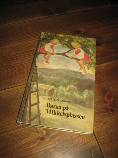 LANGBO, KIRSTEN: Barna på Mikkelsplassen. 1977.