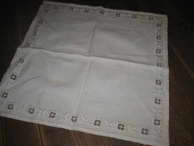 Liten brodert brikke hardangersøm?? 37*37 cm stor