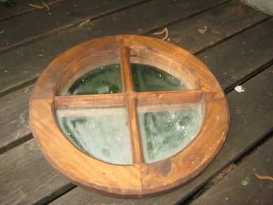 Spesiellt speil i treramme, ca 31 cm i diameter.