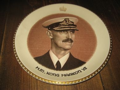 Kong Haakon minneplatte ca 19 cm i diameter Stavangerflint 50 tallet Strøken!