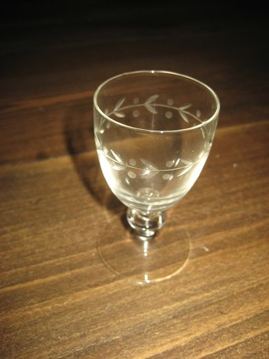 Pent slipt glass ca 7 5 cm høgt