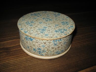 Pen rund pappboks med lokk ca 10 cm i diameter