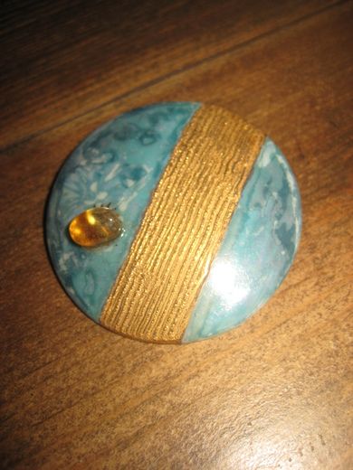 Jakkenål ( brosje), ca 5.5 cm i diameter. 