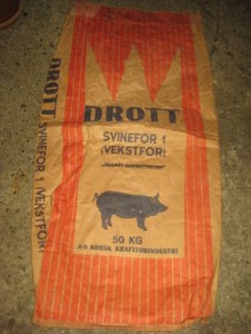 Stor papirsekk fra Norsk Kraftforindustri, DROTT SVINEFOR 1 ( VEKSTFOR) 50 KG. Ca 110 cm høg, pen i din krambod fyllt med tørrhøy eller noe lignende for å utvide sekken. 50-60 tallet. 