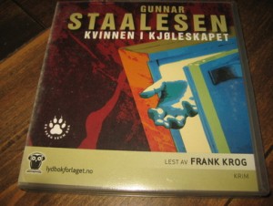STAALESEN, GUNNAR: KVINNEN I KJØLESKAPET. Lest av Frank Krog, krim, 5 CD, ca 6 timer. 