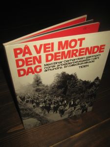 Bjørnsen / Stok: PÅ VEI MOT DEN DEMRENDE DAG. Med Einar Gerhardsen gjennom norsk arbeiderbevegelse i vårt århundre. En billedkavalkade. 1977.