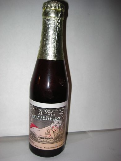 Ølflaske med innhold Lindemans Belgia