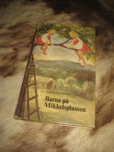 LANGBO, KIRSTEN: Barna på Mikkelsplassen. 1977.