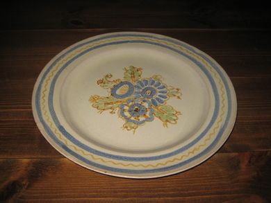 Pent keramikk fat, ca 35 cm i diameter, bitte liten sprekk, vises ikkje så godt på forsida. 