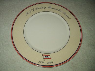 Minneplatte fra Mowinckels Rederi i forbindelse med 100 års jubileum 1898-1998 Strøken