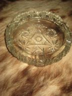 Askebeger i krystall, ca 22 cm i diameter. 