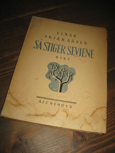 SKJÆRAASEN, EINAR: SÅ STIGER SEVJENE. 1. UTGAVE 1945.