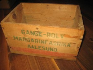 Pen tre eske fra GANGE ROLV MARGARINFABRIKK, AALESUND, 50-60 tallet. Ca 29*19 cm stor, 16 cm høg. 