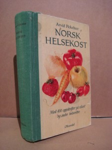 Pickelner: NORSK HELØSEKOST.  Med 400 pooskrifter på råkost og andre helseretter.