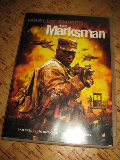 THE MARKSMAN. 2005, 91 MIN. 15 ÅR. 