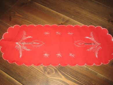 Pen juleløper heimebrodert ca 50 cm lang Meget pen!!