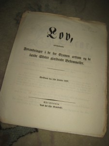 LOV, indeholdende Forandringer i de for Examen artium og de lærde Skoler gjældende bestemmelser. Christiania 1857.