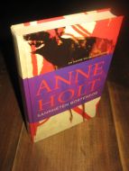 HOLT, ANNE. SANNHETEN BORTENFOR. 2004. 
