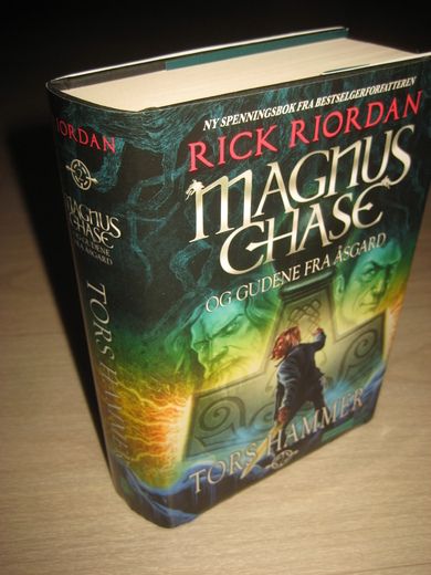 RIORDAN, RICK: MAGNUS CHASE OG GUDENE FRA ÅSGARD. TORS HAMMER. 2016.