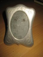 Nostalgisk bilderamme i blikk, tidleg 1900. Ca 7*12 cm stor. 