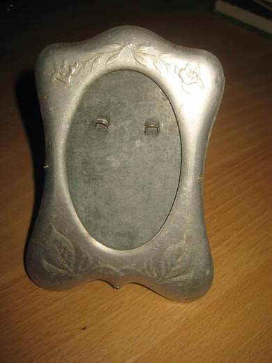 Nostalgisk bilderamme i blikk, tidleg 1900. Ca 7*12 cm stor. 